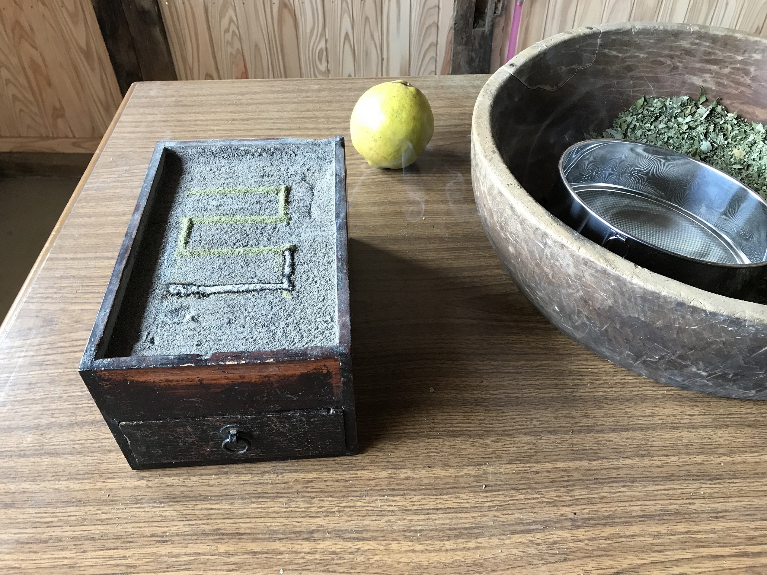 桂の葉っぱをお香にするワークショップ