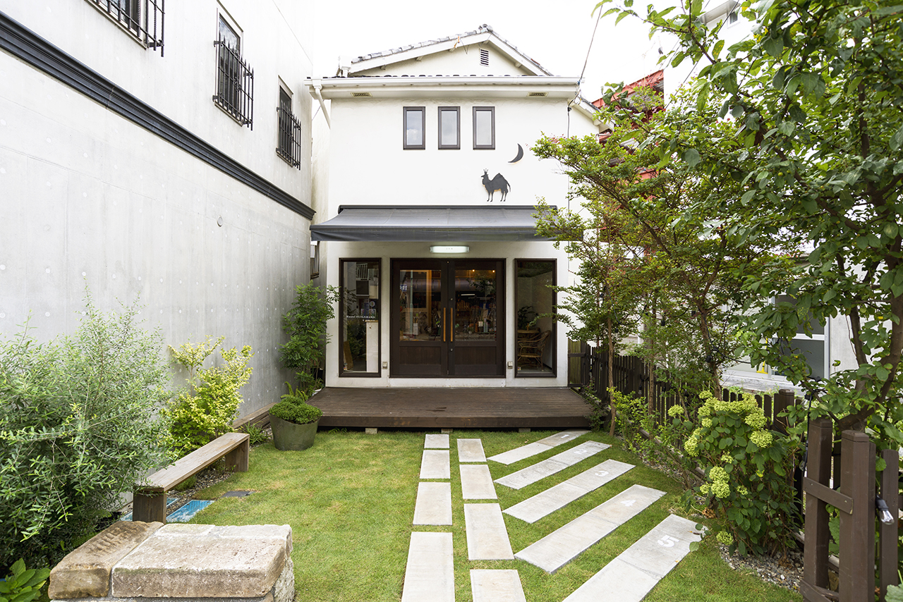 人力車倉庫跡を地元住民と旅人が交流するゲストハウスに。Hostel YUIGAHAMA + SOBA BAR