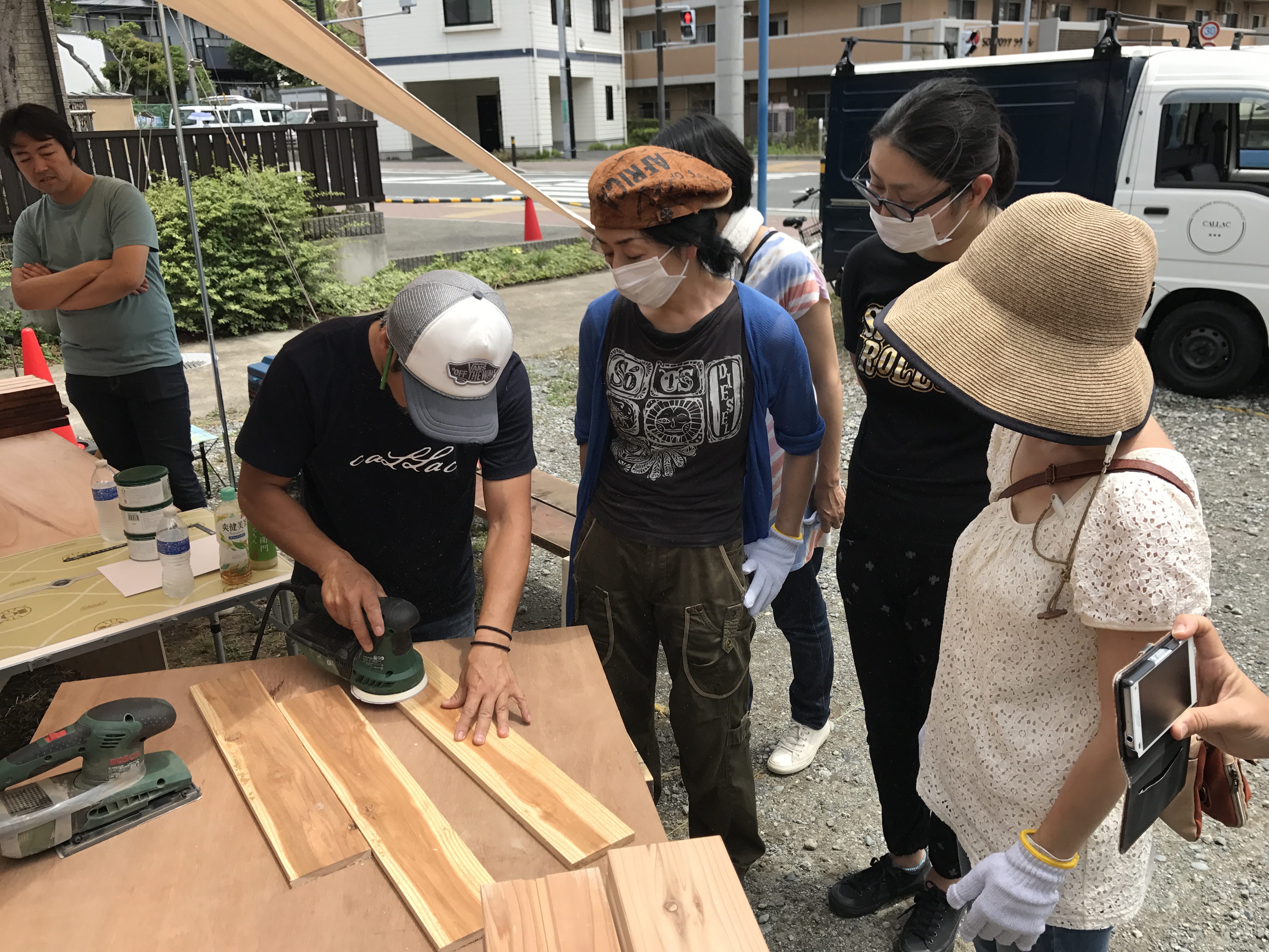 杉材を削るところからスタートです。