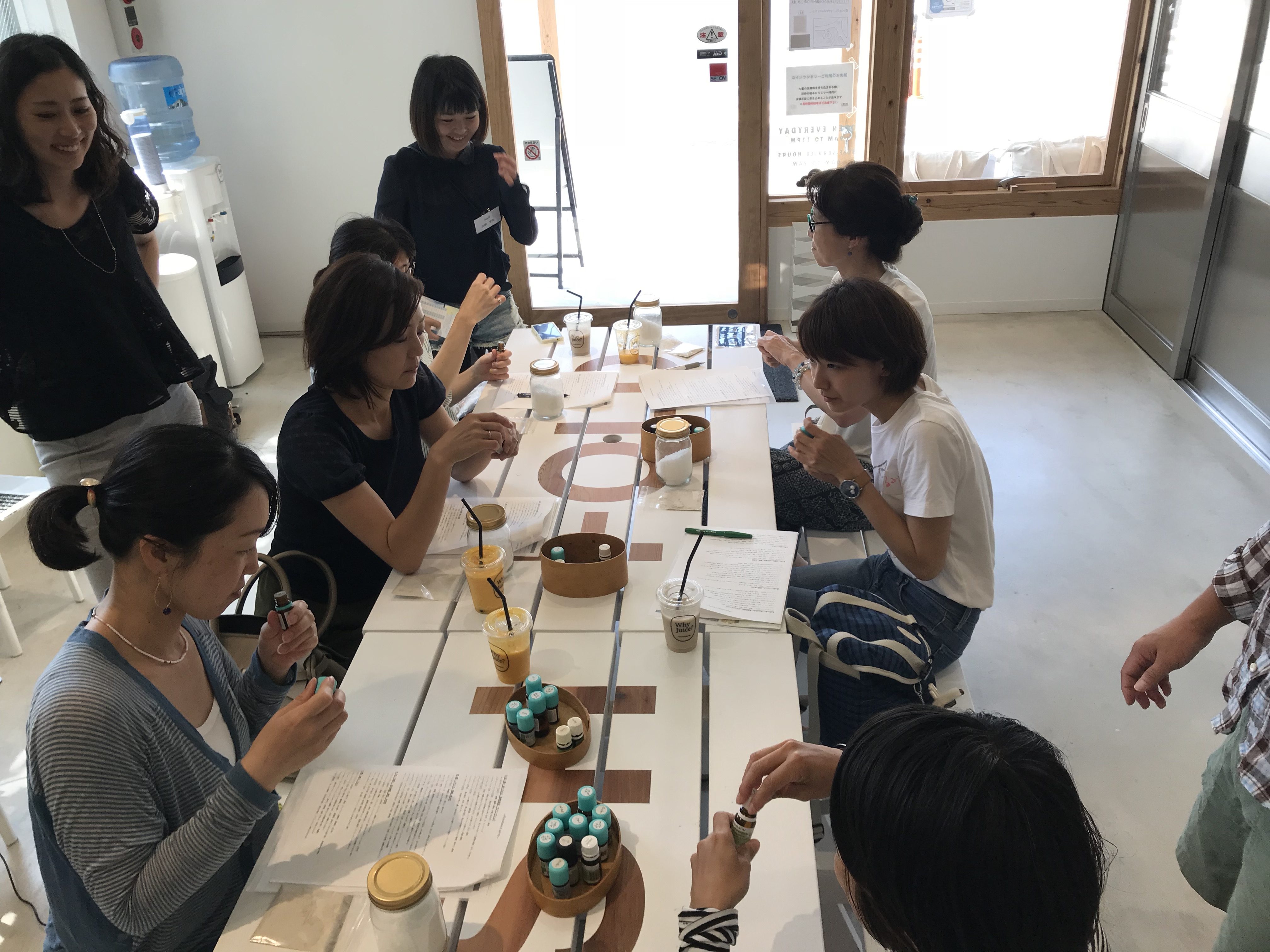 一つ一つ香りを確認しながら選んでいきます。
